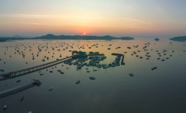 Chalong rıhtımının üzerindeki hava manzaralı güzel bir gün doğumu bulutu.