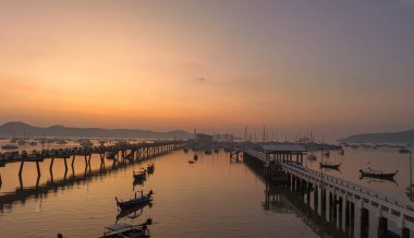 Chalong rıhtımının üzerindeki hava manzaralı güzel bir gün doğumu bulutu.