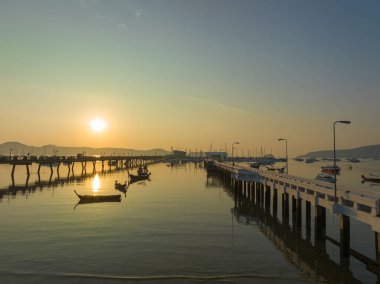 Chalong rıhtımının üzerindeki hava manzaralı güzel bir gün doğumu bulutu.