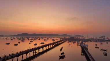 Hava manzaralı güzel güneş Chalong marinasının üzerinde parlıyor. Görkemli gündoğumu manzarası doğanın inanılmaz ışığı dağ sırasının üstündeki gökyüzünü bulutlandırıyor. Renkli gün doğumu. Chalong körfezindeki tekneler.