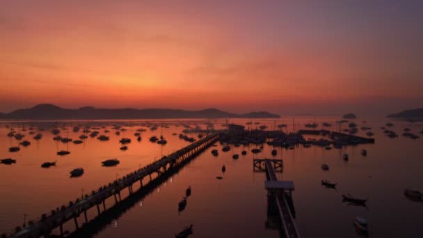 美丽的阳光照耀着Chalong码头 壮观的日出景观令人惊叹的自然光笼罩了高山上空的天空 多彩的日出 Chalong湾背景的船只 — 图库视频影像