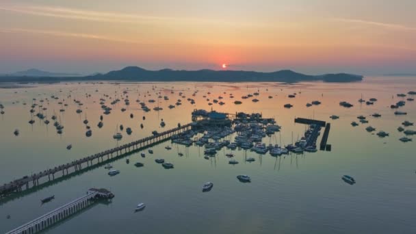 美丽的阳光照耀着Chalong码头 壮观的日出景观令人惊叹的自然光笼罩了高山上空的天空 多彩的日出 Chalong湾背景的船只 — 图库视频影像