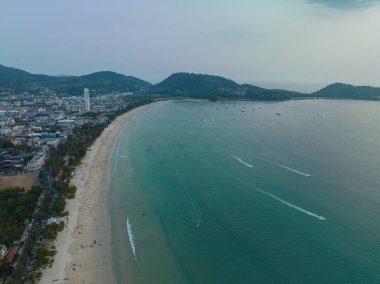 .Kata plajı Phuket 'te hava manzaralı turkuaz deniz manzarası. Leam Chai Kata plajının önündeki Pu Adası. - Renkli turkuaz deniz. Rengi değişmiş. deniz dokusu, soyut doğa arkaplanı. .