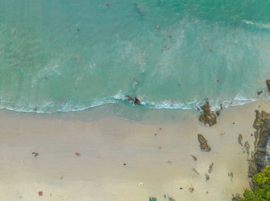 ..Patong plajı, Phuket Tayland, Patong Sahili, Phuket, dünyanın en iyi turistik beldelerinden biriydi. .beyaz kumsal yeşil deniz köpüğü dalgaları arka plan