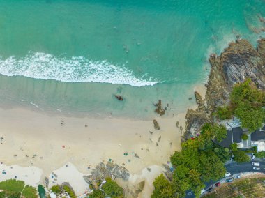 .Patong plaj yunus çemberi üzerindeki hava manzarası Patong Sahili 'nin sonunda, Kalim Sahili' nin yanında turistlerle dolu bir plaj..