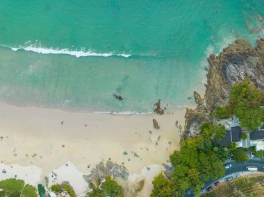 .Patong plaj yunus çemberi üzerindeki hava manzarası Patong Sahili 'nin sonunda, Kalim Sahili' nin yanında turistlerle dolu bir plaj..