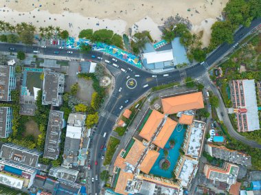.Patong plaj yunus çemberi üzerindeki hava manzarası Patong Sahili 'nin sonunda, Kalim Sahili' nin yanında turistlerle dolu bir plaj..