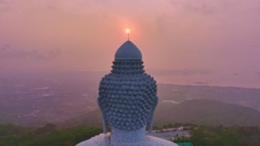 Tepenin tepesindeki Phuket Büyük Buda 'da hava manzarası güzel bir gün doğumu. Phuket beyaz Buda, Phuket 'in ünlü simgesidir. Panoramik manzara tatlı gündoğumu..