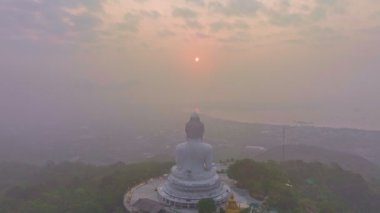 Tepenin tepesindeki Phuket Büyük Buda 'da hava manzarası güzel bir gün doğumu. Phuket beyaz Buda, Phuket 'in ünlü simgesidir. Panoramik manzara tatlı gündoğumu..