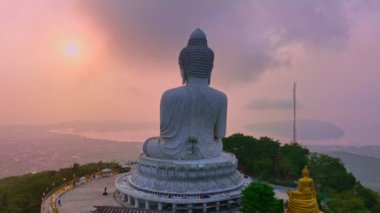 Tepenin tepesindeki Phuket Büyük Buda 'da hava manzarası güzel bir gün doğumu. Phuket beyaz Buda, Phuket 'in ünlü simgesidir. Panoramik manzara tatlı gündoğumu..