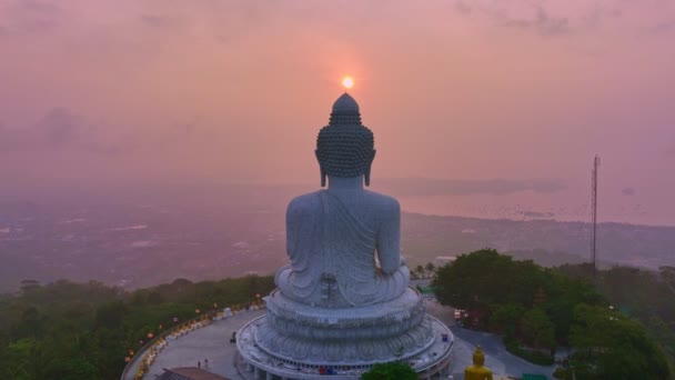 Αεροφωτογραφία Όμορφη Ανατολή Στο Πουκέτ Μεγάλο Βούδα Στην Κορυφή Του — Αρχείο Βίντεο