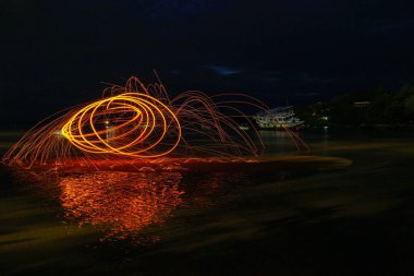 kıvılcım yangın girdap çelik yün uzun pozlama hızı hareket soyut dan gündoğumu, denizde yansıması.