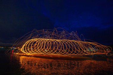 kıvılcım yangın girdap çelik yün uzun pozlama hızı hareket soyut dan gündoğumu, denizde yansıması.