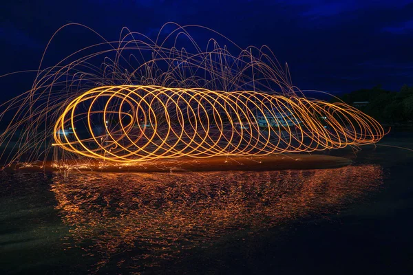 Reflektion Spark Fire Swirl Från Stålull Med Lång Exponering Hastighet — Stockfoto