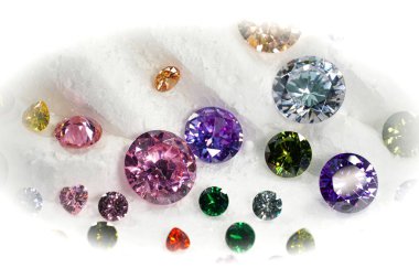 arka plan kar yağışı ile vitrin dönüm üzerinde renkli elmaslar