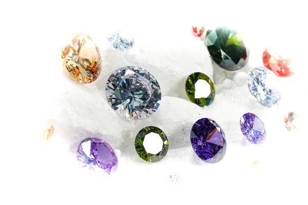 Färgglada Diamanter Roterande Showcase Med Snöar Bakgrund — Stockfoto