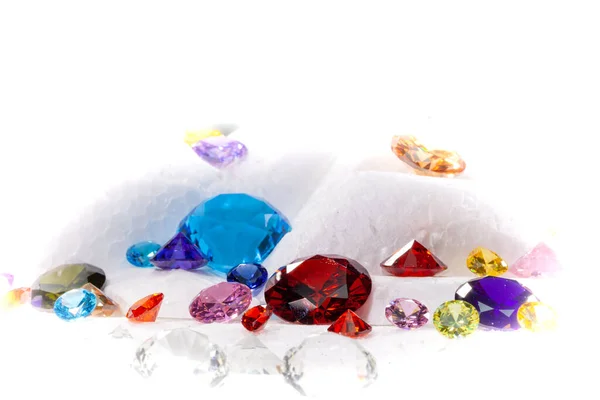 배경으로 쇼케이스를 선회에 화려한 다이아몬드 — 스톡 사진