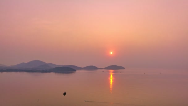 Hava Manzaralı Güzel Gökyüzü Adanın Üzerinde Gün Doğumunda Renkli Romantik — Stok video