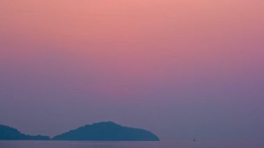 Hava manzaralı güzel gökyüzü adanın üzerinde gün doğumunda. Renkli romantik gökyüzünün manzarası. Gökyüzünün altın rengi arka plan..