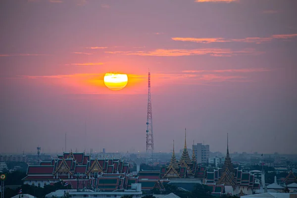 曼谷上空令人惊奇的红天 — 图库照片