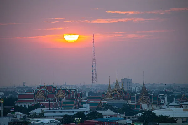 Удивительное Красное Небо Над Бангкоком — стоковое фото