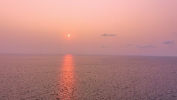 瞑想の海と空の背景 マジェスティックな夕日や日の出の雲の背景 — ストック動画