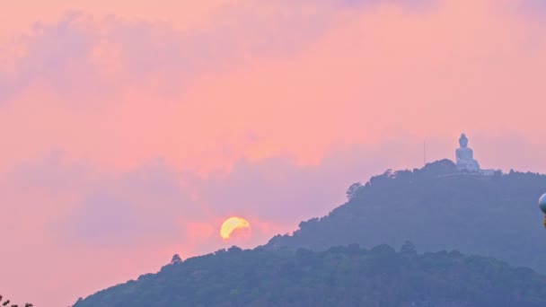 空中俯瞰美丽落日下的普吉大佛 这尊雕像的美丽与迷人的天性完全一致 云彩背景 — 图库视频影像