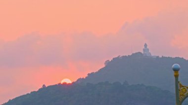 Hava manzaralı Phuket Büyük Buda güzel bir günbatımında. Heykelin güzelliği büyüleyici doğayla mükemmel bir şekilde örtüşüyor. Bulut manzara arkaplanı.