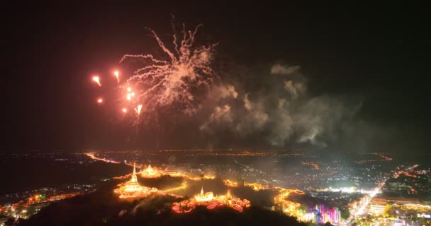 Αεροφωτογραφία Όμορφα Πυροτεχνήματα Πάνω Από Βασιλικό Παλάτι Μια Κορυφή Λόφου — Αρχείο Βίντεο