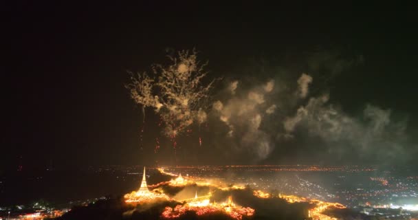 Vista Aérea Fogos Artifício Brilhou Brilhantemente Acima Palácio Topo Colina — Vídeo de Stock