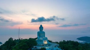 Phuket Büyük Buda 'nın arkasında hava hiperlapse manzarası güzel bir gün batımı. Alacakaranlıkta gökyüzü manzarası. Ünlü simgeler.