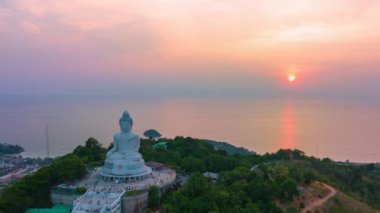 Phuket Büyük Buda 'nın arkasında hava hiperlapse manzarası güzel bir gün batımı. Alacakaranlıkta gökyüzü manzarası. Ünlü simgeler.