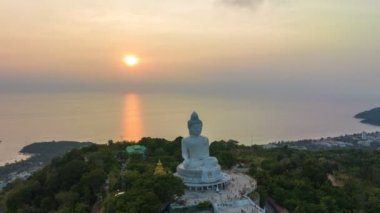 Phuket Büyük Buda 'nın arkasında hava hiperlapse manzarası güzel bir gün batımı. Alacakaranlıkta gökyüzü manzarası. Ünlü simgeler.