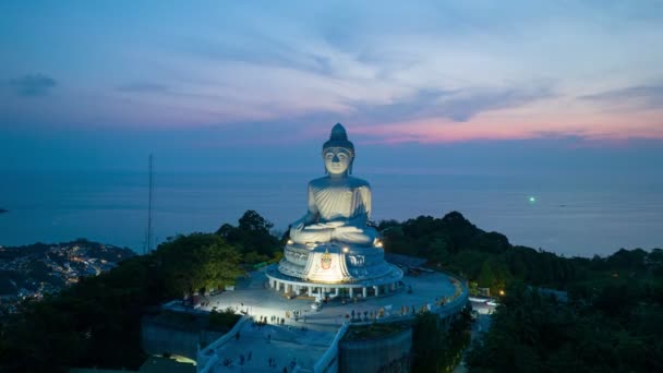 Luchthyper Verval Met Uitzicht Phuket Grote Boeddha Oriëntatiepunt Tijdens Zonsondergang — Stockvideo