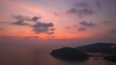 Layan plajı Phuket 'teki Kala adasının üzerindeki hava manzaralı güzel gün batımı. Gün batımının renkli gökyüzü ufukta