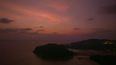 Günbatımında büyük bataklık havzalarının üzerinde hiperlapse görüntüsü uçar. Tropik tabiat. Ufuktaki güneşin hava aracı görüntüsü.