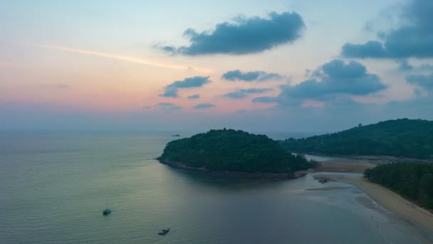 Luftaufnahme Schöner Sonnenuntergang Über Der Insel Kala Layan Strand Phuket — Stockvideo