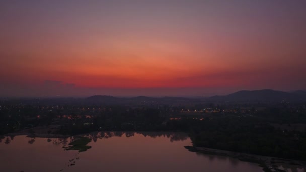 落山的景色在日落时掠过了巨大的流沙盆地 热带自然景观 空中无人飞机俯瞰地平线上的太阳 — 图库视频影像