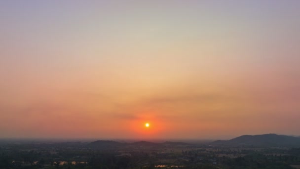 ハイパーラプスビューは日没の大きなクイックランド盆地の上を飛ぶ トロピカルな風景 地平線上の太陽の空中ドローンビュー — ストック動画