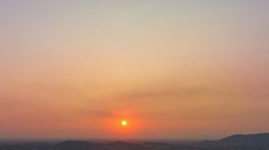 Günbatımında büyük bataklık havzalarının üzerinde hiperlapse görüntüsü uçar. Tropik tabiat. Ufuktaki güneşin hava aracı görüntüsü.