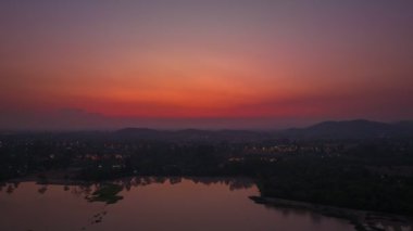 Günbatımında büyük bataklık havzalarının üzerinde hiperlapse görüntüsü uçar. Tropik tabiat. Ufuktaki güneşin hava aracı görüntüsü.