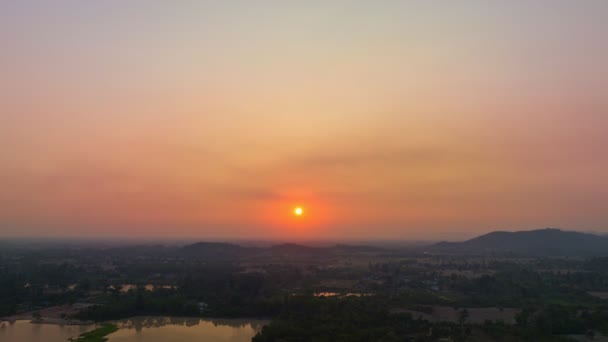 落山的景色在日落时掠过了巨大的流沙盆地 热带自然景观 空中无人飞机俯瞰地平线上的太阳 — 图库视频影像