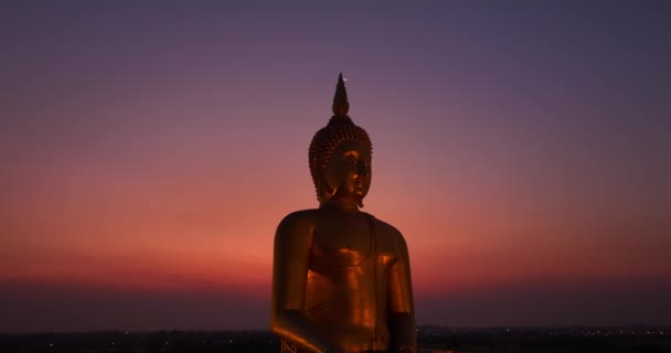 Dünyanın Büyük Altın Buda Sının Kafasının Üstündeydi Alacakaranlıkta Wat Muang — Stok video