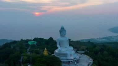 Phuket Büyük Buda 'da alacakaranlıkta mor gökyüzünde inanılmaz renkli bir ışık. Phuket Büyük Buda, seyahat ve ibadet konsepti için Phuket.4k videosunun önemli ve saygı duyulan simgeleridir..