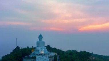 Phuket Büyük Buda 'da alacakaranlıkta mor gökyüzünde inanılmaz renkli bir ışık. Phuket Büyük Buda, seyahat ve ibadet konsepti için Phuket.4k videosunun önemli ve saygı duyulan simgeleridir..
