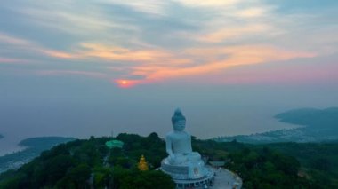 Phuket Büyük Buda 'nın gökyüzü manzarası. Phuket adasının tepesindeki önemli ve saygı duyulan simgeler. Günden geceye güzel doğa arkaplanı.