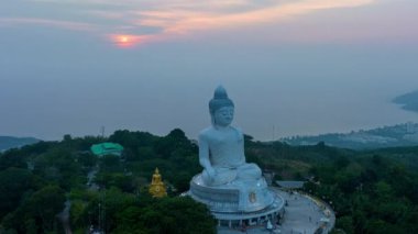 Phuket Büyük Buda 'nın gökyüzü manzarası. Phuket adasının tepesindeki önemli ve saygı duyulan simgeler. Günden geceye güzel doğa arkaplanı.