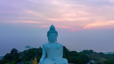 Phuket Büyük Buda 'nın gökyüzü manzarası. Phuket adasının tepesindeki önemli ve saygı duyulan simgeler. Günden geceye güzel doğa arkaplanı.