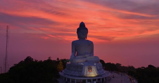 Phuket Büyük Buda Alacakaranlıkta Mor Gökyüzünde Inanılmaz Renkli Bir Işık — Stok video