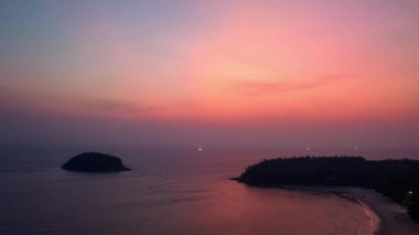 Gün batımında gökyüzünde parlayan pembe ışık gün batımında ya da gündoğumunda renkli romantik gökyüzünün manzarası. Kata plajı üzerindeki güzel hava manzarası.